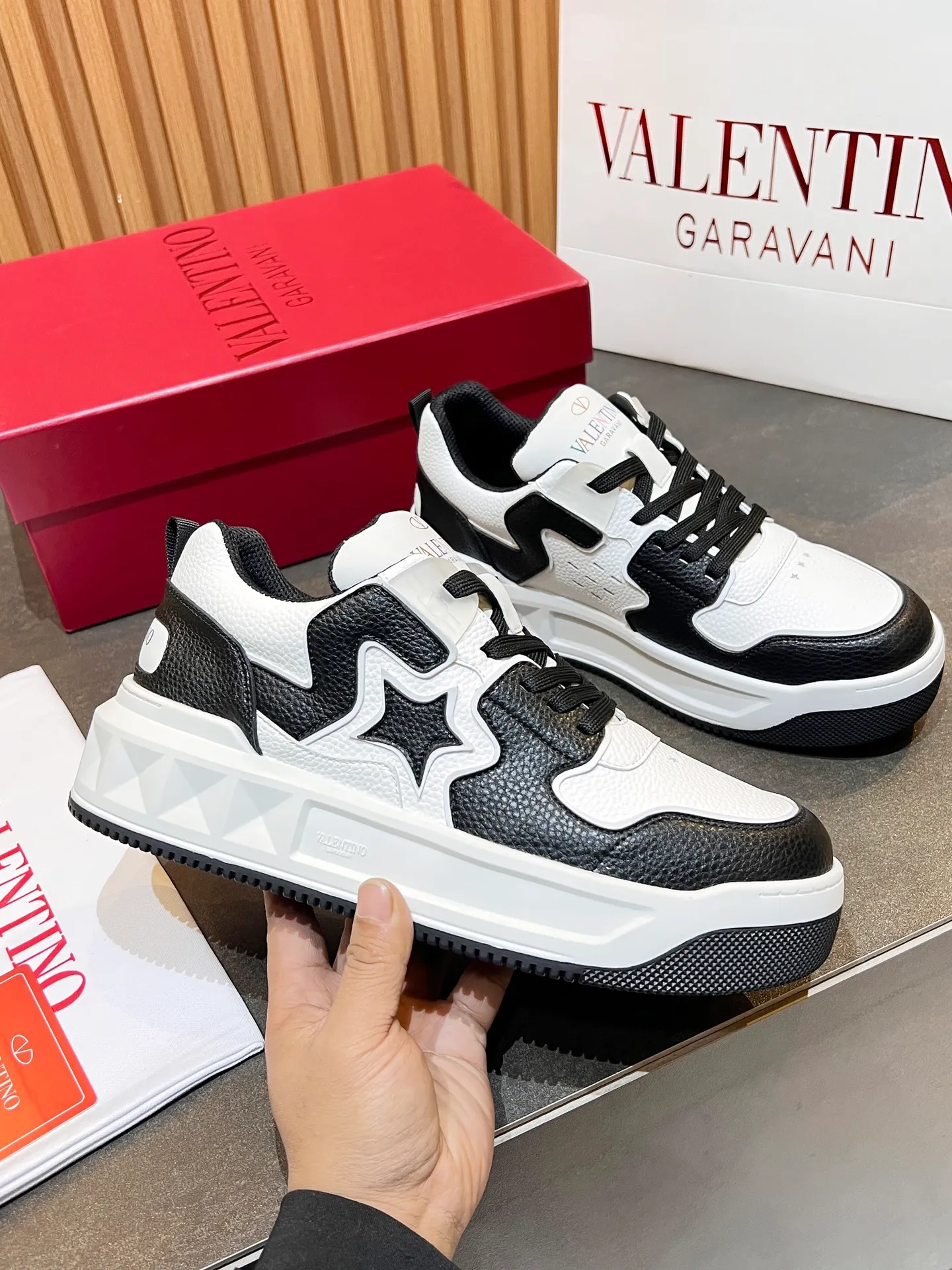 👟👟Ex-factory price 660👟👟 𝑽𝒂𝒍𝒆𝒏𝒕𝒊𝒏𝒐Valentino 𝑶𝒏𝒆𝑺𝒕𝒖𝒅 Couple casual sports shoes series Valentino 2024 new couple sports shoes are on sale. The original ZP was purchased and dismantled. Repeated pattern making and modification. I tried my best to restore it one to one! Top luxury masterpiece Signature five-pointed star design Soft and comfortable genuine leather with contrasting colors brings excellent and elegant texture and excellent on-foot comfort Top purchasing version upper: imported calfskin surface/original oil edge craftsmanship Outsole: original development 𝐓𝐏𝐔 two-color combination outsole Packaging: original configuration complete package Code number: 34-𝟒𝟓